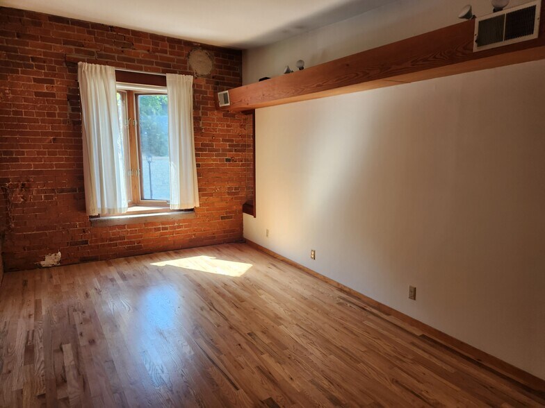 More Photos Of 421-423 S Main St, Stillwater Storefront Retail Office For Lease