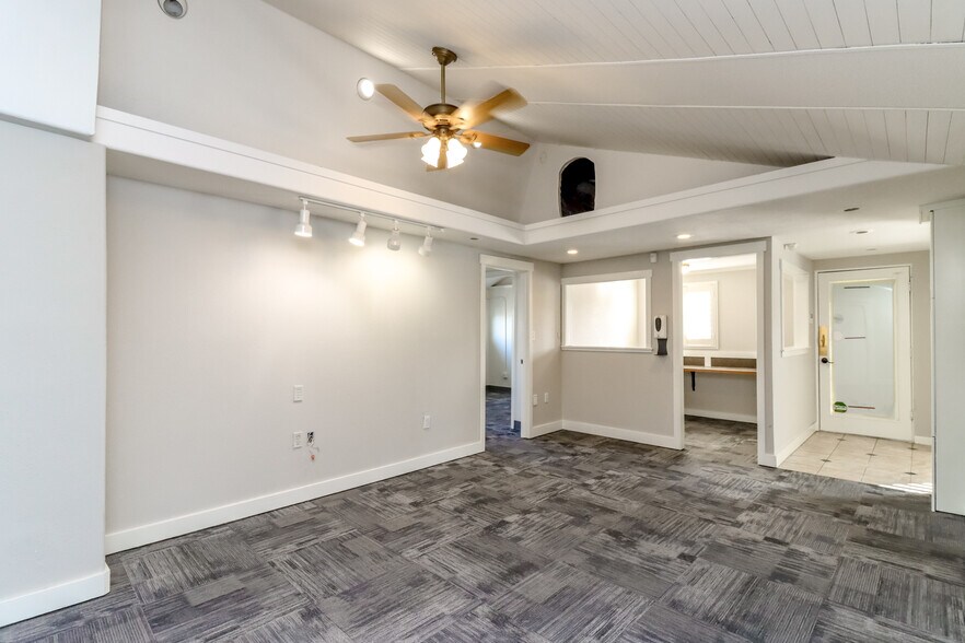 More Photos Of 3838 S Warner St, Tacoma Flex For Lease