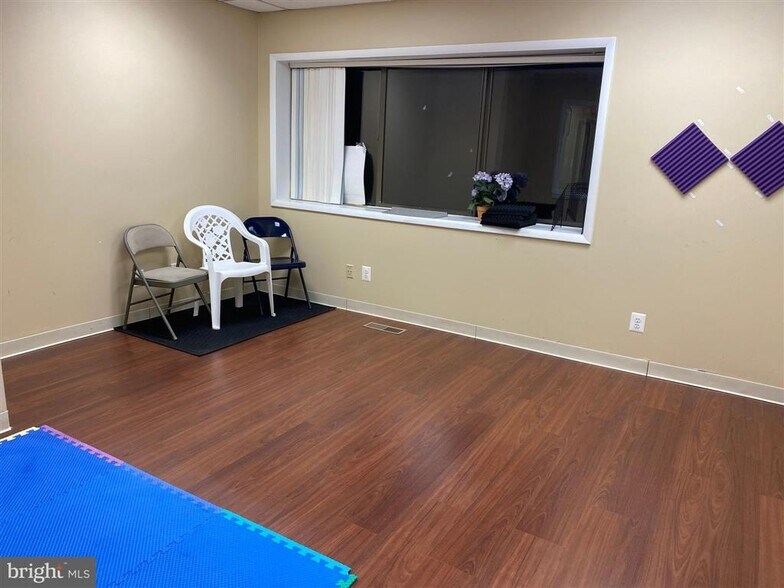 More Photos Of 1323 Shepard Dr, Sterling Showroom For Lease