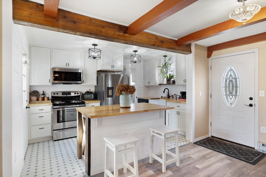 More Photos Of 111 W Bell St, Sequim Hotel For Sale