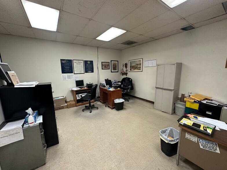 More Photos Of 2029 Plymouth Ave, Waterloo Flex For Sale