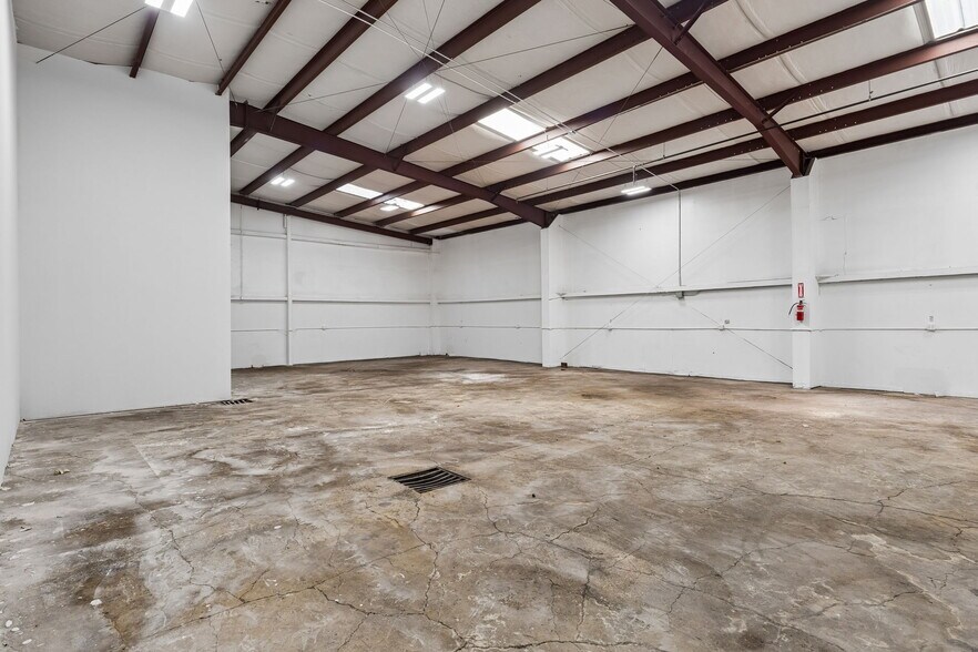 More Photos Of 778 Isom Rd, San Antonio Freestanding For Lease
