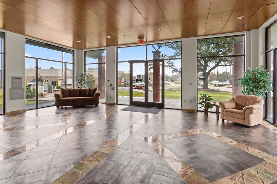 More Photos Of 814 W McNeese St, Lake Charles Office For Lease