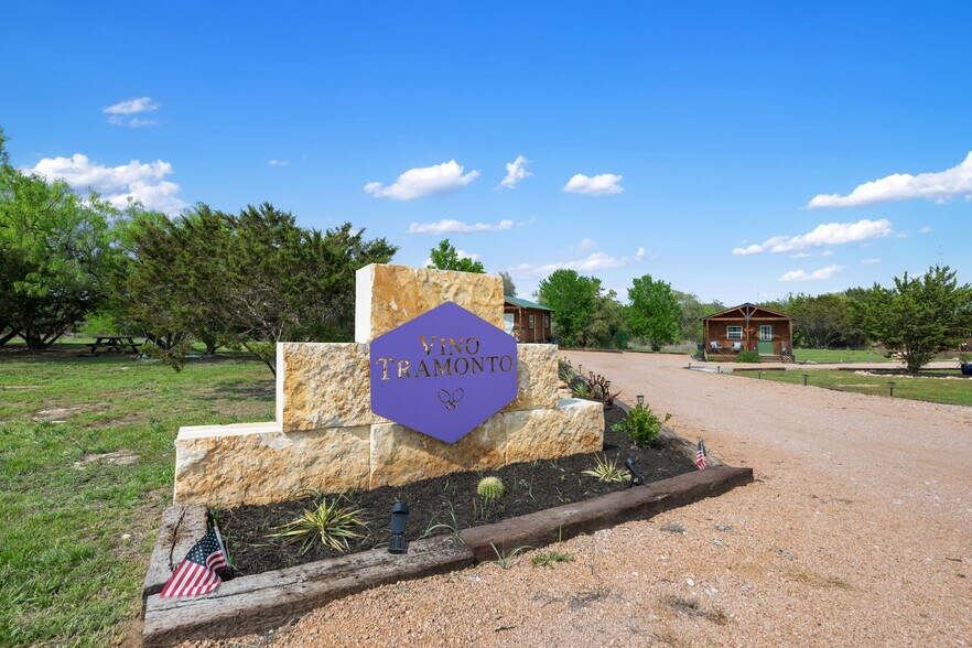 More Photos Of 212 Co 413 rd, Spicewood Hotel For Sale