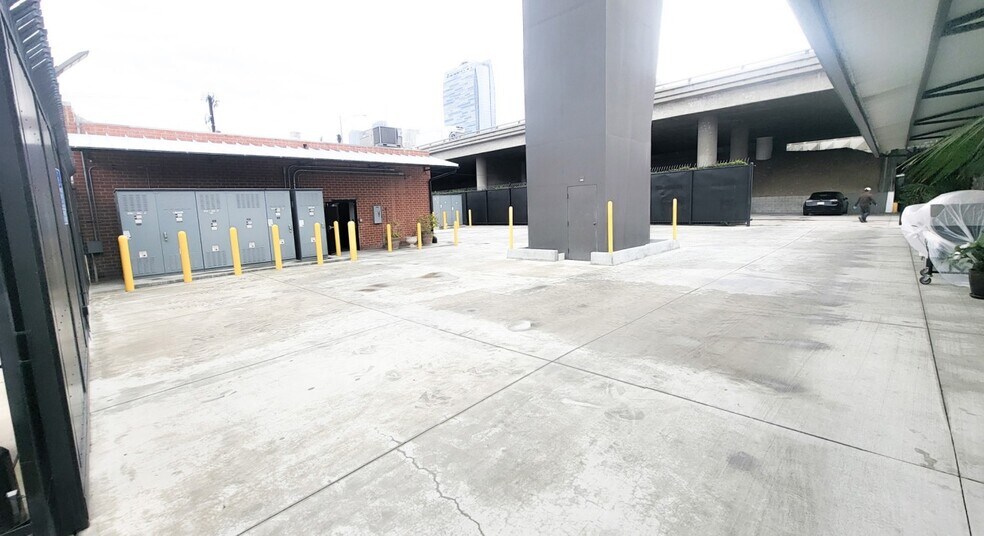 More Photos Of 1320 W 12th Pl, Los Angeles Showroom For Lease