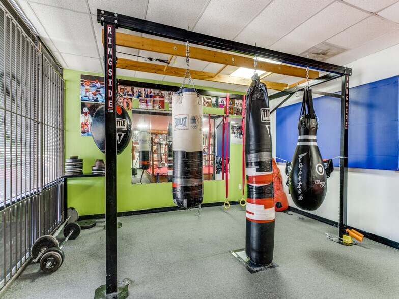 More Photos Of 10606 Shady Trl, Dallas Showroom For Sale