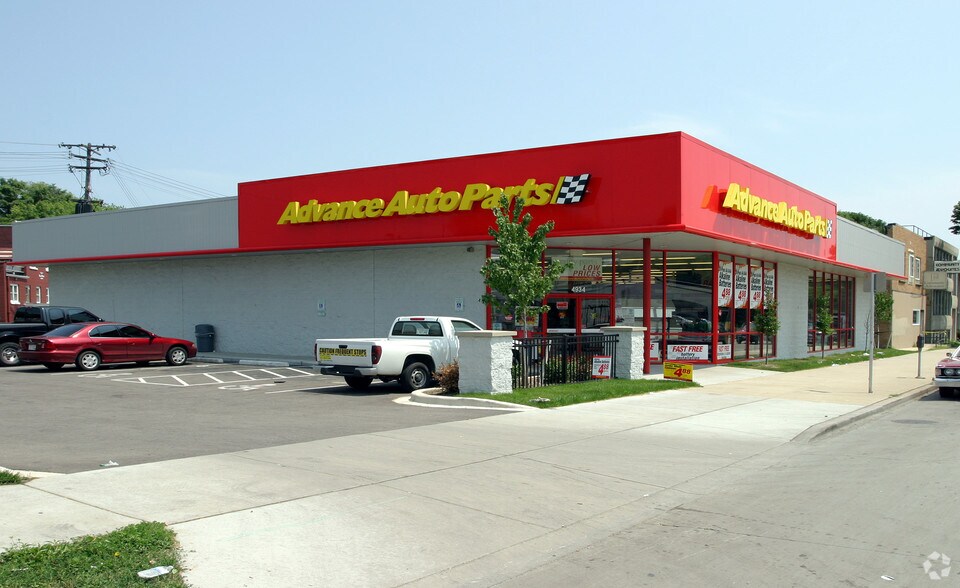 Primary Photo Of 4934 W Fond Du Lac Ave, Milwaukee Freestanding For Lease