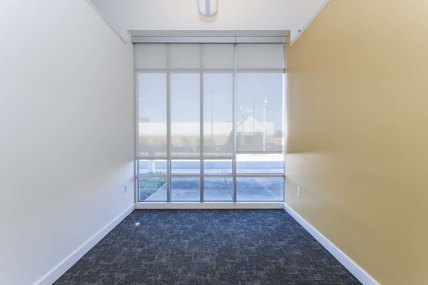 More Photos Of 900 Spring St, Jeffersonville Medical For Lease