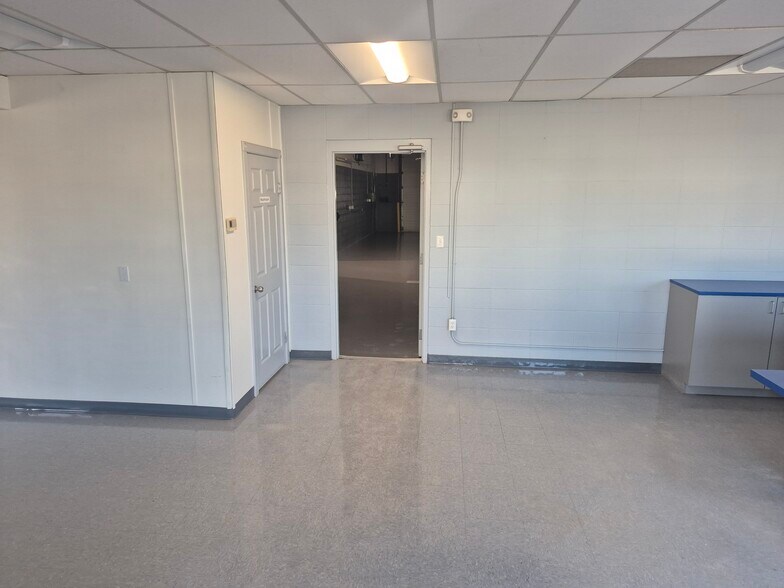 More Photos Of 8101 102 Ave, Peace River Warehouse For Lease