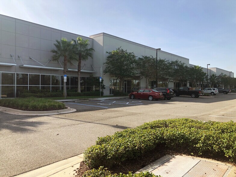 More Photos Of 7443 Emerald Dunes Dr, Orlando Distribution For Lease
