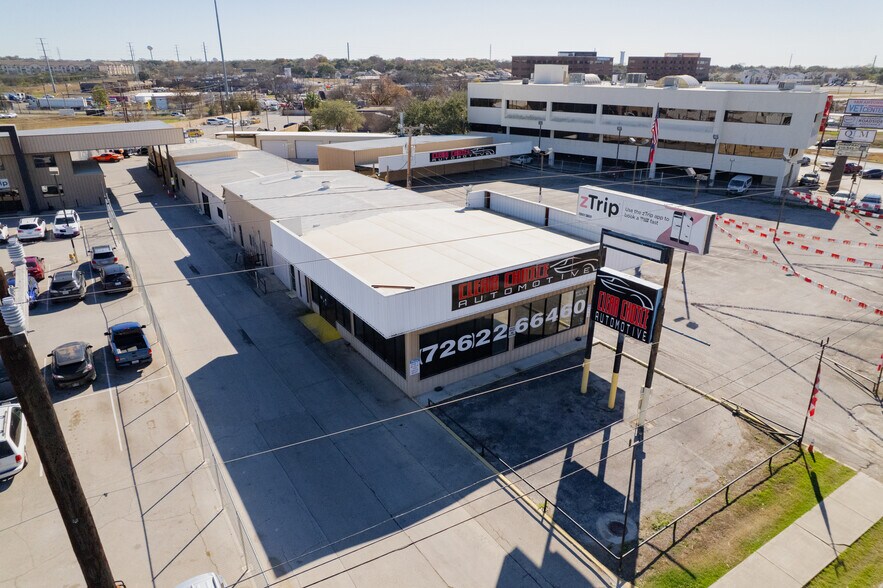 More Photos Of 9600 N I-35, San Antonio Showroom For Lease