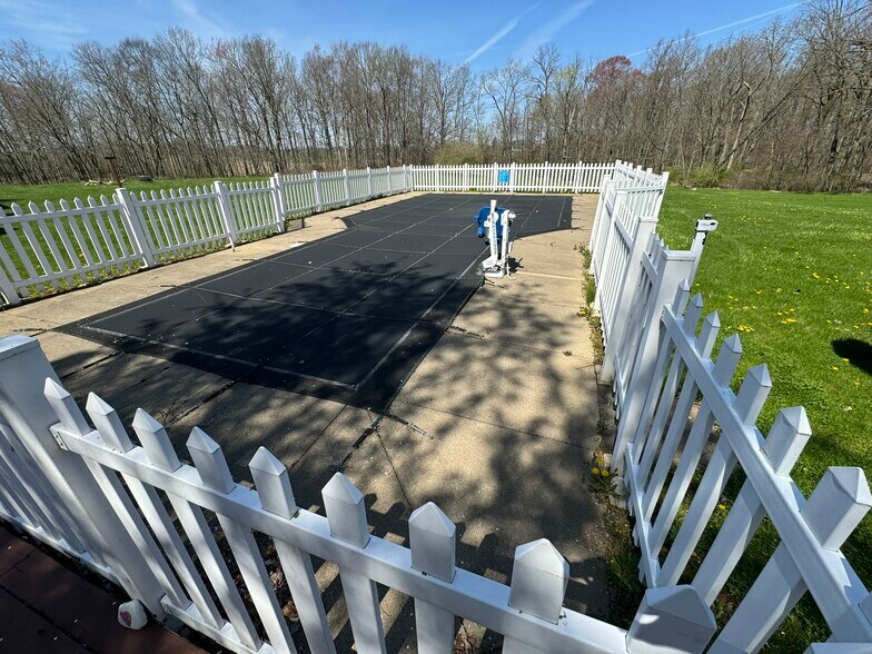 More Photos Of 1173 Manchester Ave SW, North Lawrence Office Residential For Sale