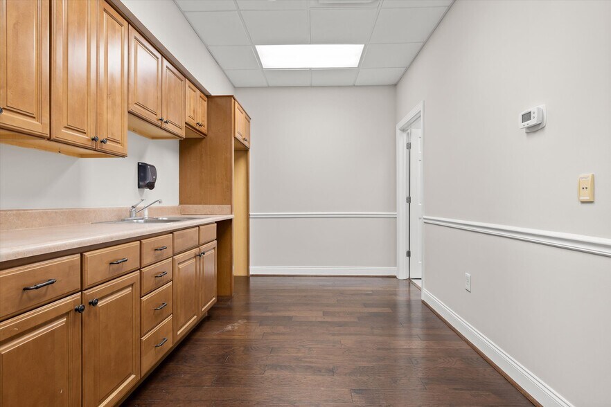 More Photos Of 7446 Shallowford Rd, Chattanooga Medical For Lease