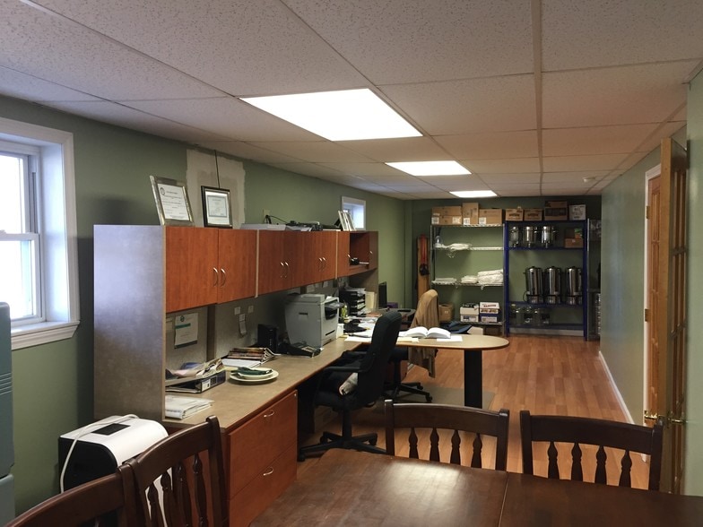 More Photos Of 139 Riverside Dr, Thompson Freestanding For Sale