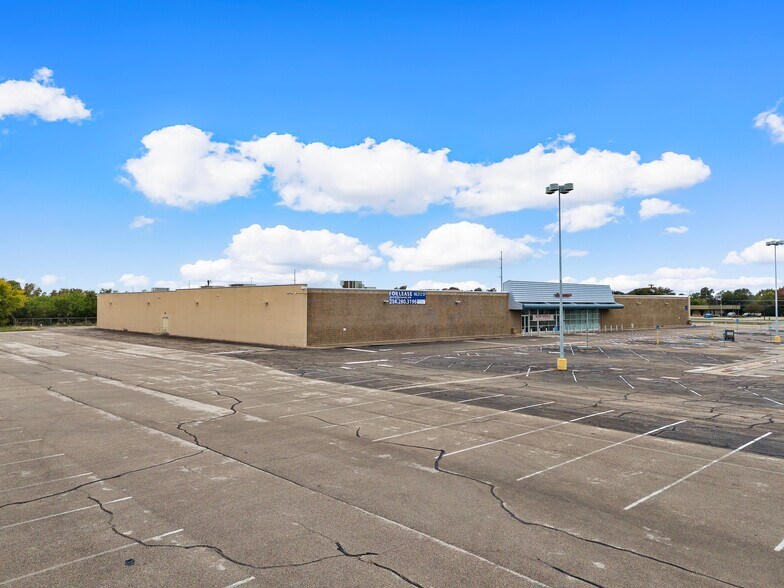 More Photos Of 1205 N Loop 340, Waco Light Manufacturing For Sale