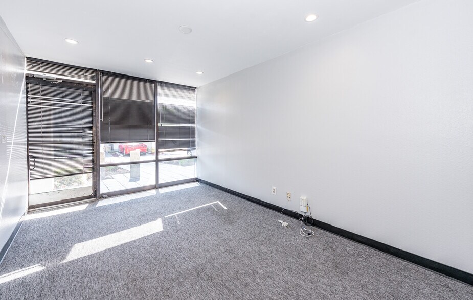 More Photos Of 711 W 17th St, Costa Mesa Flex For Lease