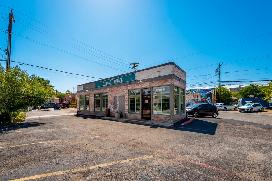 More Photos Of 900 W Davis St, Dallas Freestanding For Lease