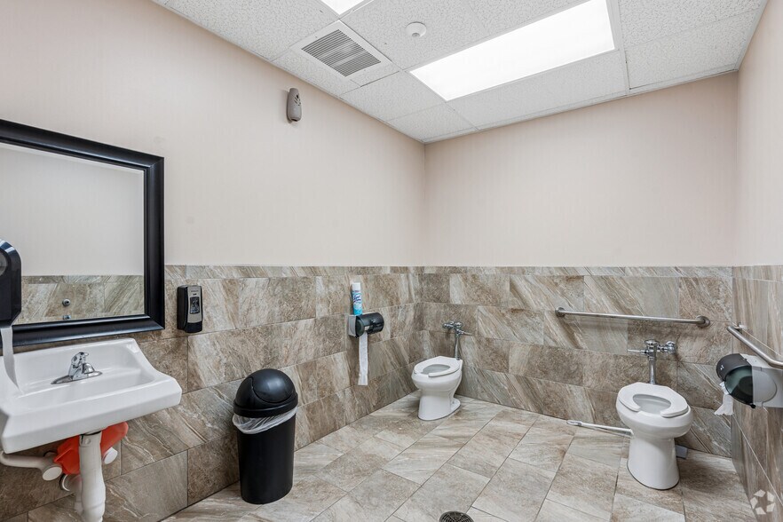 More Photos Of 5603 Highway 6, Missouri City Freestanding For Lease