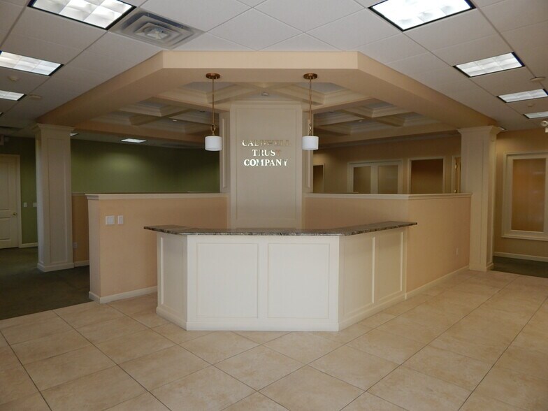 More Photos Of 1561 Main St, Sarasota Storefront Retail Office For Lease