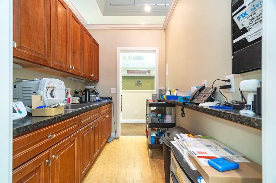 More Photos Of 30 Country Squire Dr, Cromwell Medical For Sale