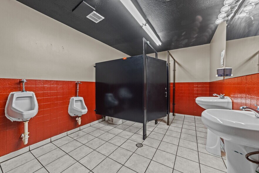 More Photos Of 607 S Main St, King Unknown For Lease