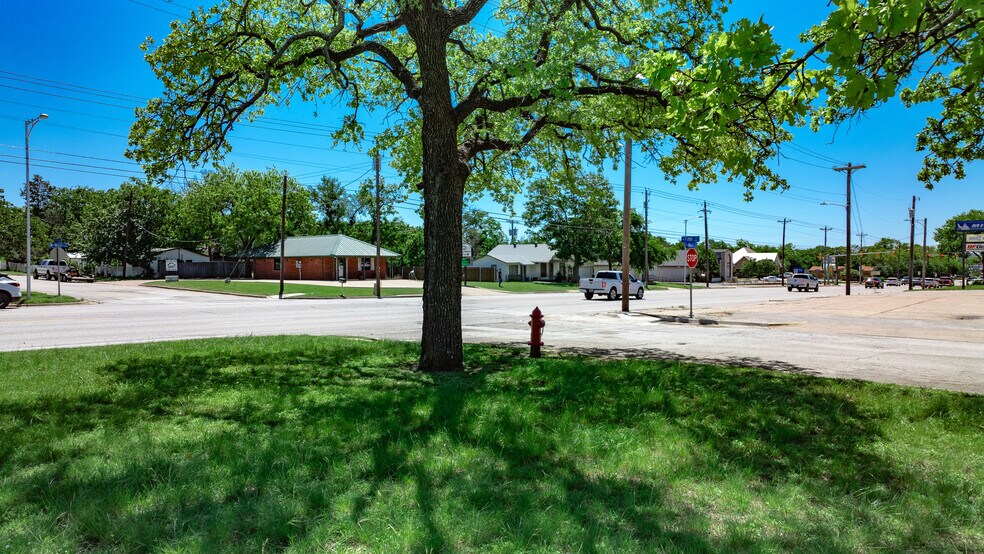 More Photos Of 1405 N Main St, Weatherford Land For Sale