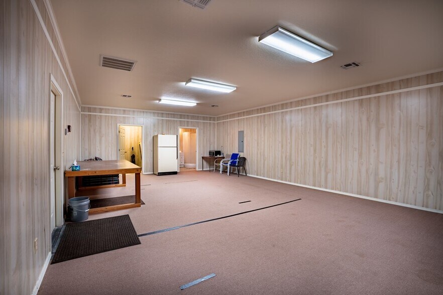 More Photos Of 315 Roy St, Kerrville Warehouse For Sale