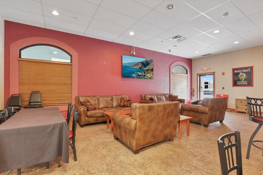 More Photos Of 509 S Wooster Ave, Strasburg Hotel For Sale