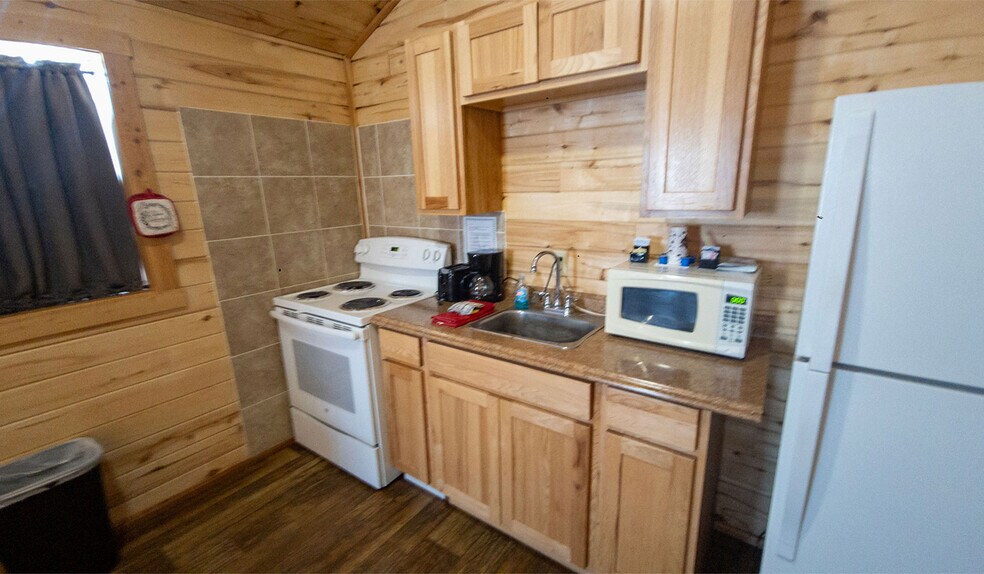 More Photos Of 412 N Front St, Townsend Hotel For Sale