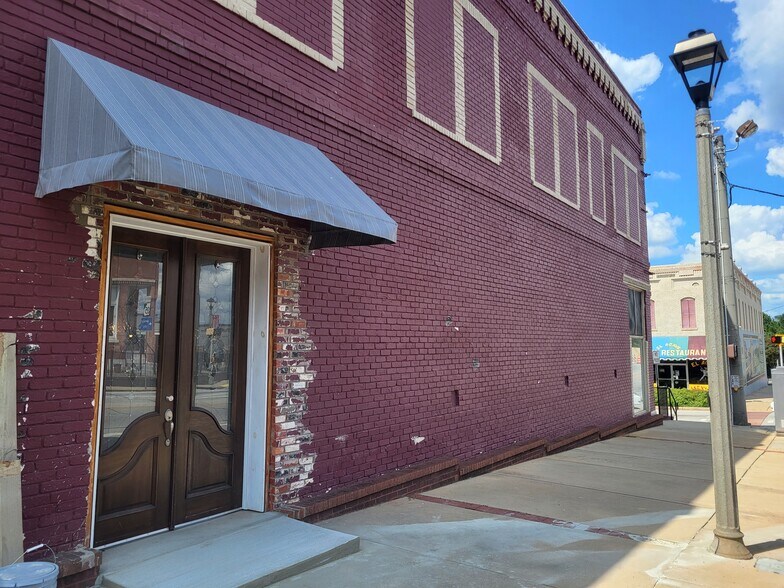 More Photos Of 101-103 W Main St, Manchester General Retail For Sale