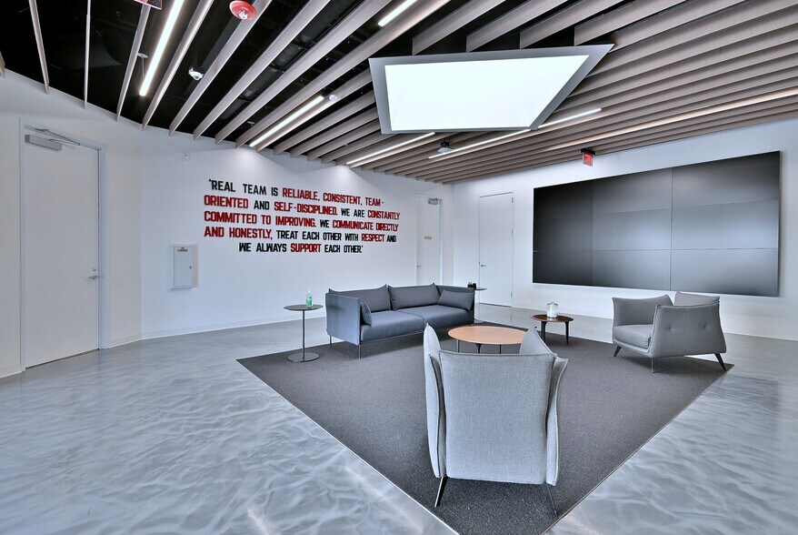 More Photos Of 2100 W 21st St, Broadview Light Manufacturing For Lease