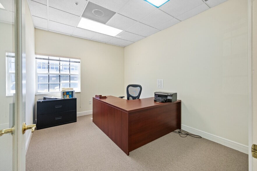 More Photos Of 7100 S Beneva Rd, Sarasota Office For Lease
