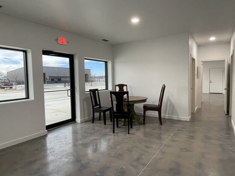 More Photos Of 606 Mill Run, Kerrville Warehouse For Lease
