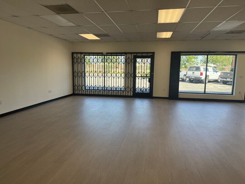 More Photos Of 8841-8863 Canoga Ave, Canoga Park Distribution For Lease