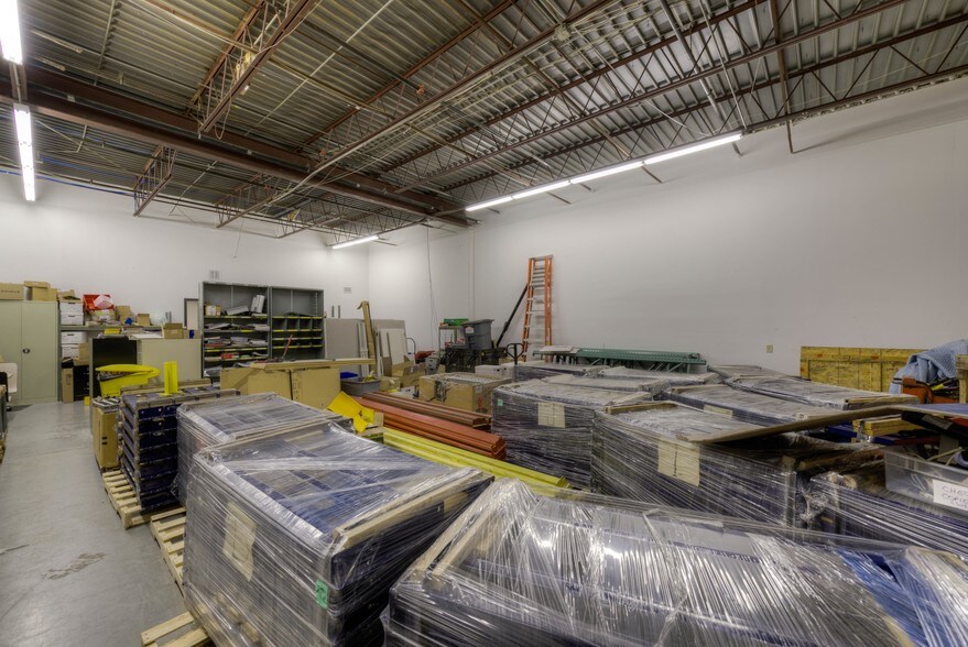 More Photos Of 9901-9927 Valley View Rd, Eden Prairie Showroom For Lease