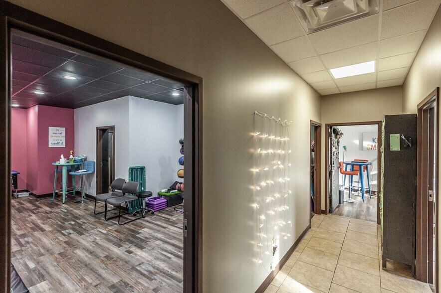 More Photos Of 20 Executive Park Dr, Hendersonville Loft Creative Space For Sale