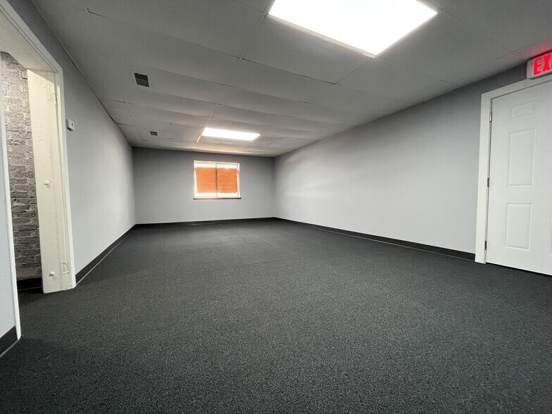 More Photos Of 905 Farnsworth Rd, Waterville Flex For Sale