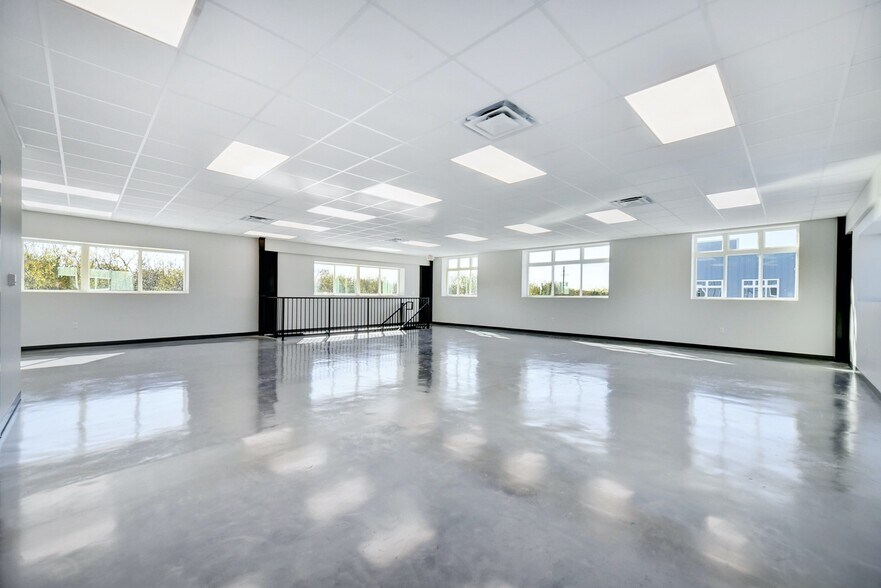 More Photos Of 11215 Conroy Ln, Austin Showroom For Lease