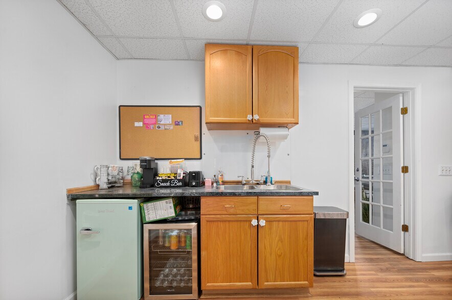 More Photos Of 15 Thomas St, North Providence Freestanding For Sale