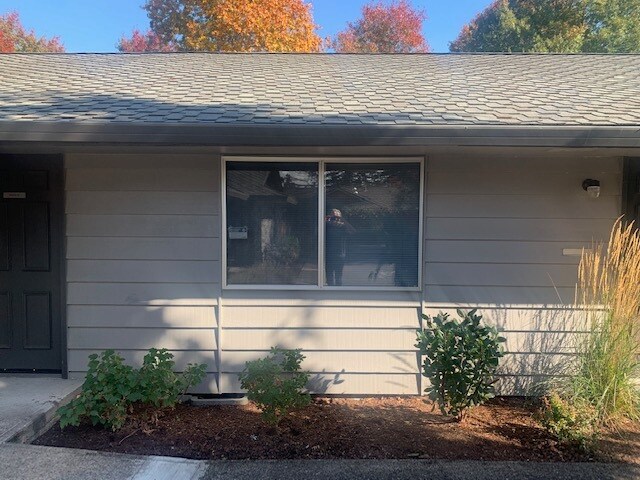 More Photos Of 6511-6549 SE King Rd, Milwaukie Office For Sale