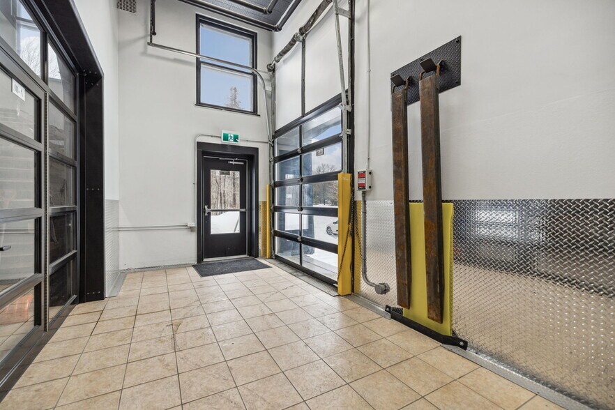 More Photos Of 148 Ch Watchorn, Morin-heights Flex For Lease