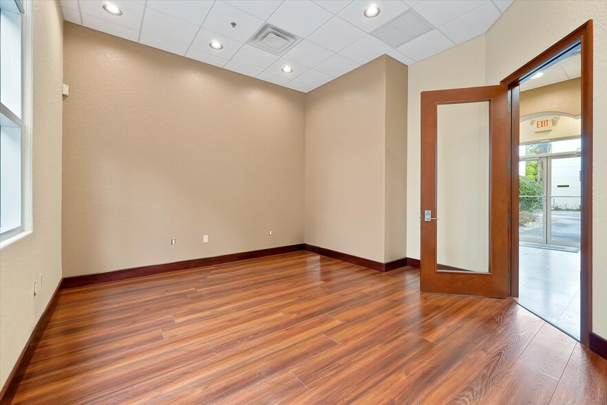More Photos Of 8810 Commodity Cir, Orlando Showroom For Lease