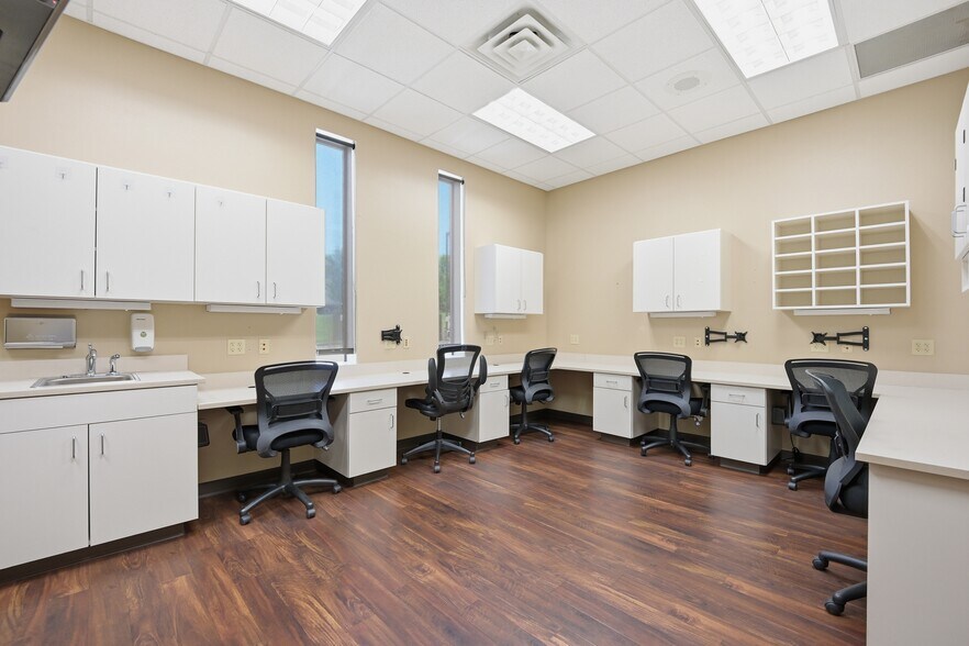 More Photos Of 2300 E 2nd St, Edmond Medical For Sale