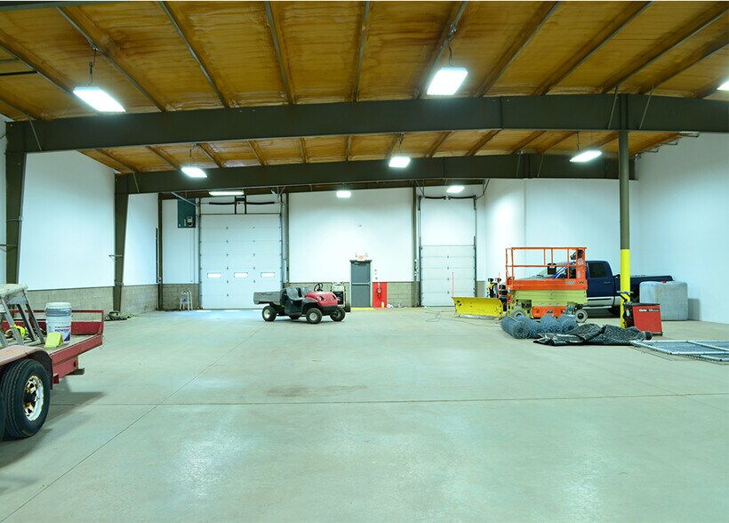 More Photos Of 2333-2335 W 50th St, Erie Warehouse For Lease