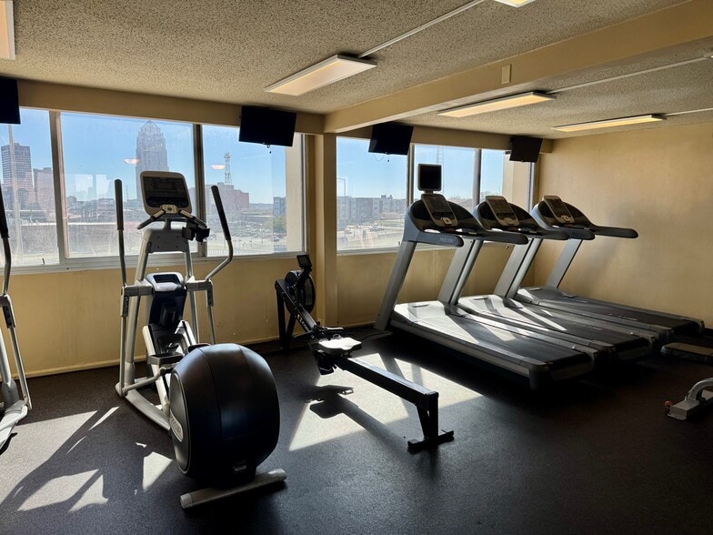 More Photos Of 1050 6th Ave, Des Moines Hotel For Sale