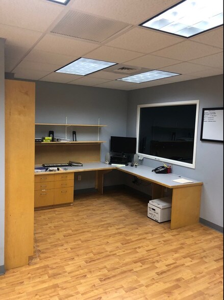 More Photos Of 160 S Turnpike Rd, Wallingford Light Distribution For Lease