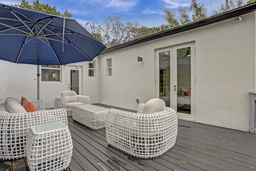 More Photos Of 430 Ne 121st St, Biscayne Park Movie Radio TVStudio For Sale