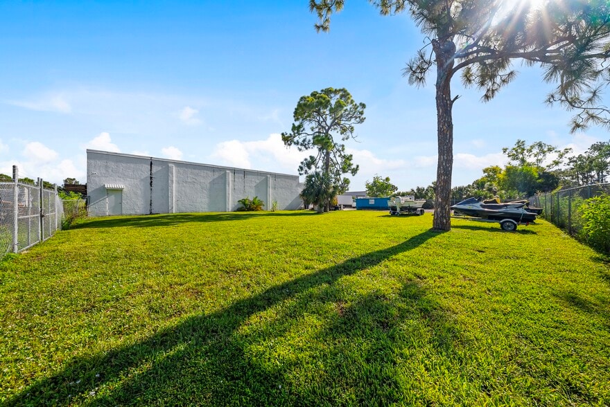 More Photos Of 2330 Bruner Ln, Fort Myers Warehouse For Sale
