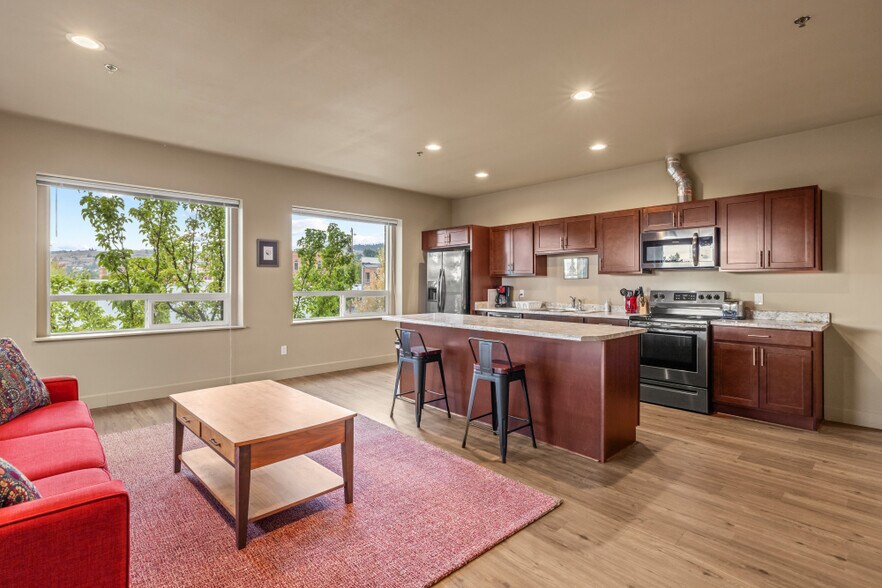 More Photos Of 125 S 6th St, Klamath Falls Flex For Sale