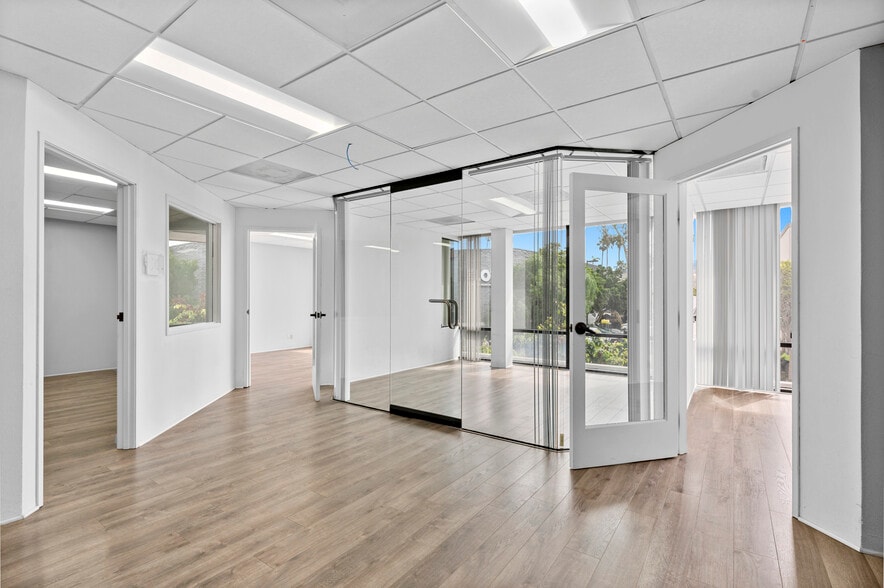 More Photos Of 7590 Fay Ave, La Jolla Unknown For Lease